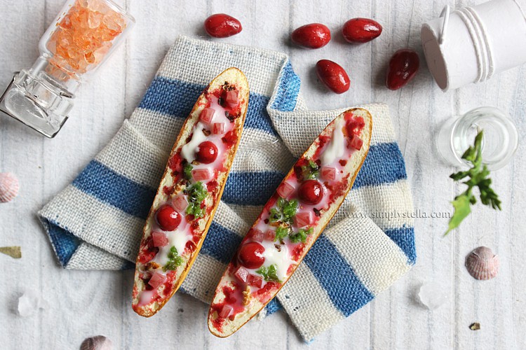 Miniature Gondoles with Cheese, Mushrooms and Ham