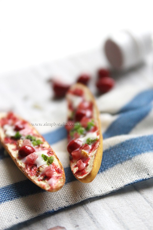 Miniature Gondoles with Cheese, Mushrooms and Ham